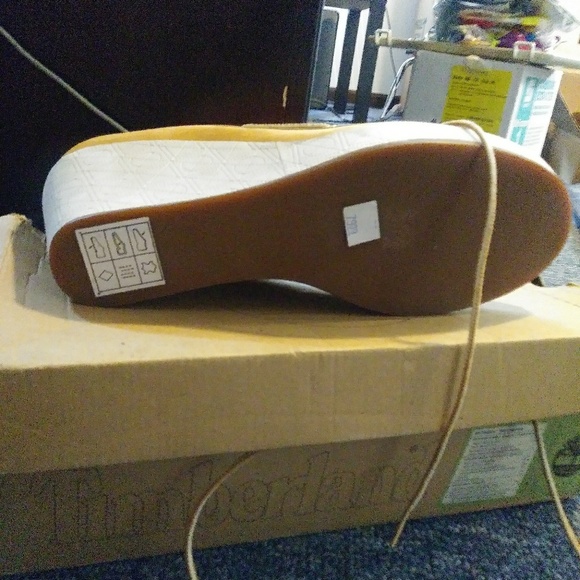 Brand new in the box Women's wheat Timberland's - Picture 3 of 4
